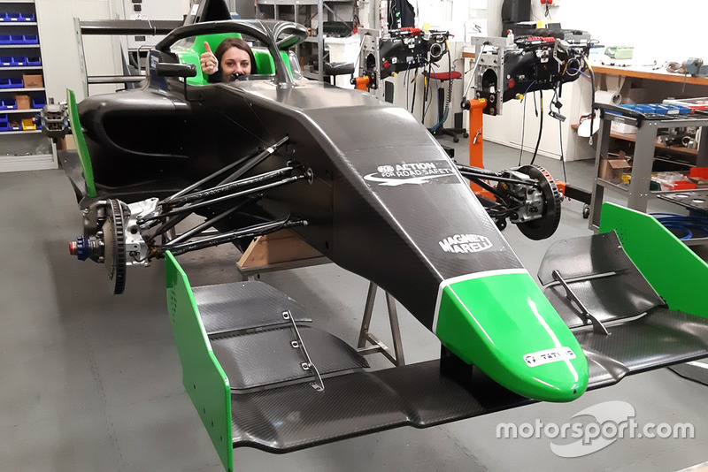 Sharon Scolari nell'abitacolo della Formula Regional