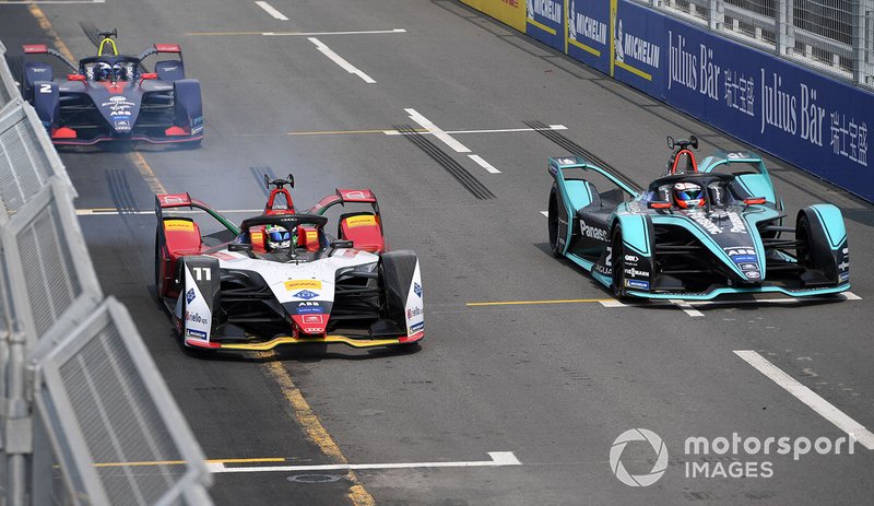 Lucas Di Grassi, Audi Sport ABT Schaeffler, Audi e-tron FE05, performs a practice start with Mitch Evans, Panasonic Jaguar Racing, Jaguar I-Type 3, Sam Bird, Envision Virgin Racing, Audi e-tron FE05
