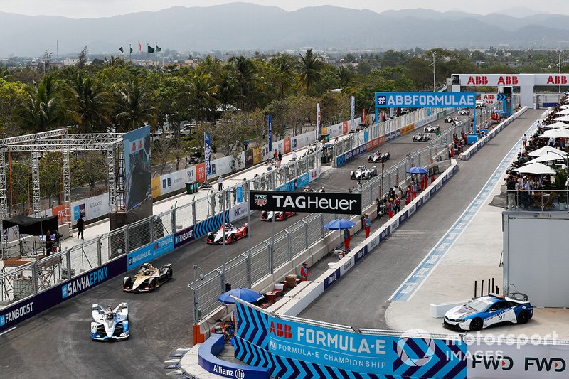 Le monoposto nel giro di formazione