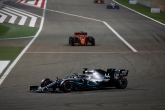 Lewis Hamilton, Mercedes AMG F1 W10, voor Sebastian Vettel, Ferrari SF90
