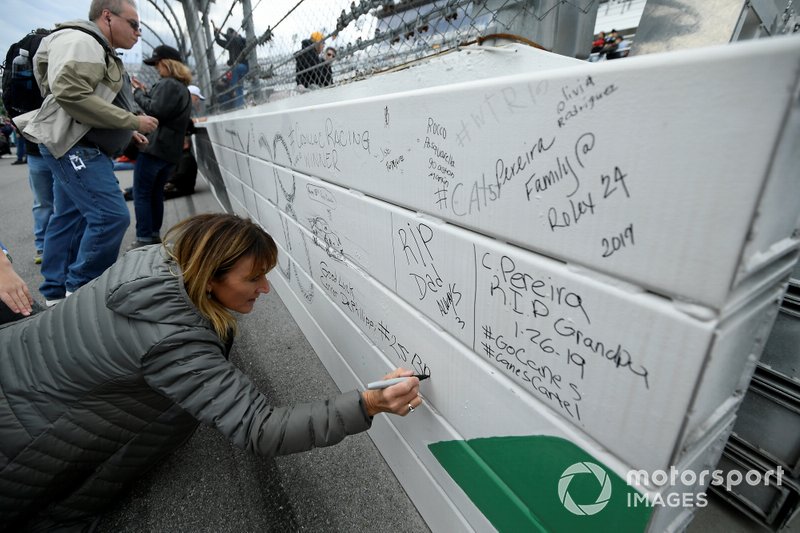 Fans firman la barda