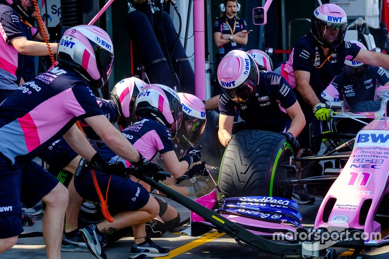 Dettaglio di un pit stop del Team Racing Point