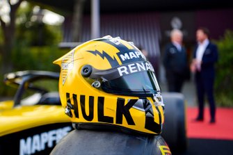 Le casque de Nico Hulkenberg, Renault F1 Team, posé sur une voiture