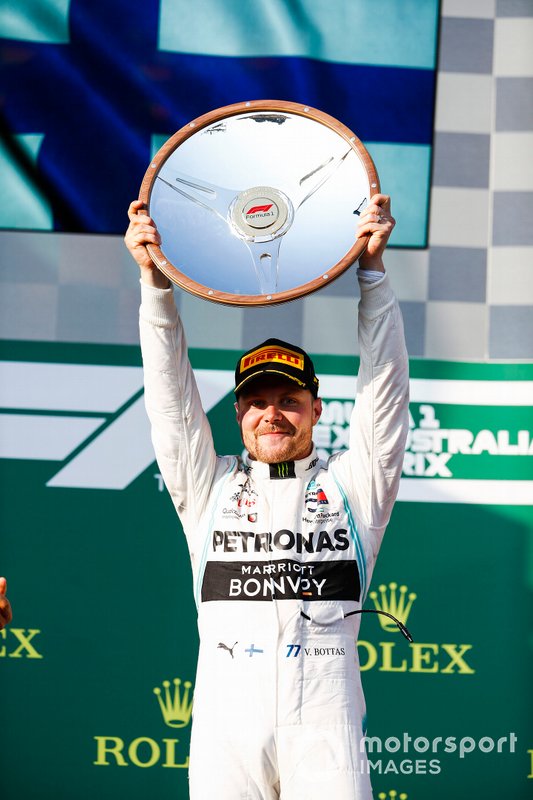 Race winner Valtteri Bottas, Mercedes AMG F1 on the podium with the trophy