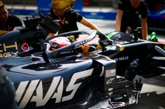 Romain Grosjean, Haas F1 Team VF-19, rentrant à son garage