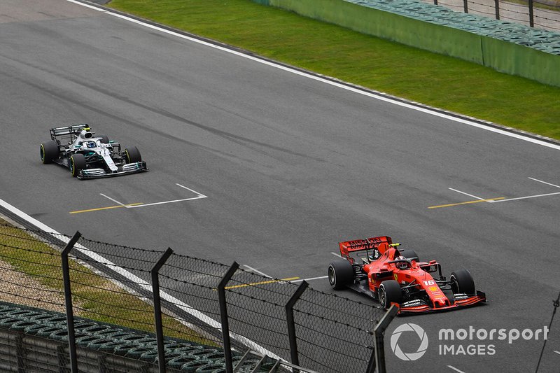 Charles Leclerc, Ferrari SF90, devant Valtteri Bottas, Mercedes AMG W10