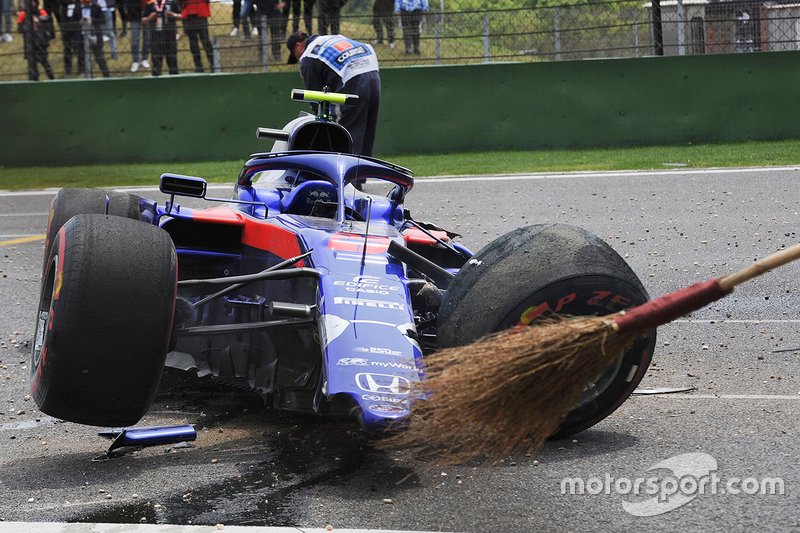 La monoposto di Alexander Albon, Toro Rosso STR14, dopo l'incidente nelle FP3