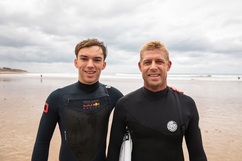 Pierre Gasly, Red Bull Racing, va a fare surf con la leggenda del surf Mick Fanning