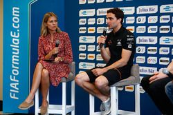 Nicki Shields, Formel-E-Moderatorin; Jérôme d'Ambrosio, Dragon Racing