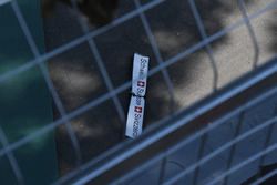 Pascal Wehrlein, Sauber C36, detriti dopo l'incidente in Q1