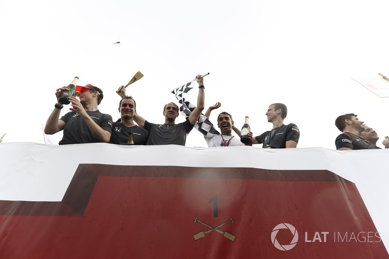 El equipo de balsa de McLaren celebra la victoria