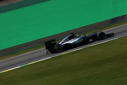 Lewis Hamilton, Mercedes AMG F1 W07 Hybrid avec un équipement de mesure sur le diffuseur