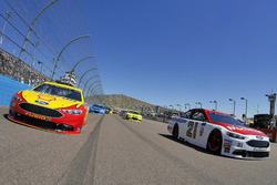 Joey Logano, Team Penske Ford and Ryan Blaney, Wood Brothers Racing Ford lead the field at the start of the race