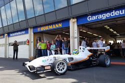 Beitske Visser met de elektrische formulewagen van InMotion
