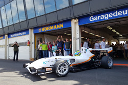 Beitske Visser met de elektrische formulewagen van InMotion