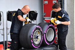 Ingenieros de Pirelli y los neumáticos Pirelli