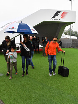 Felipe Massa, Williams, con su esposa Rafaela Bassi y su hijo Felipinho Massa