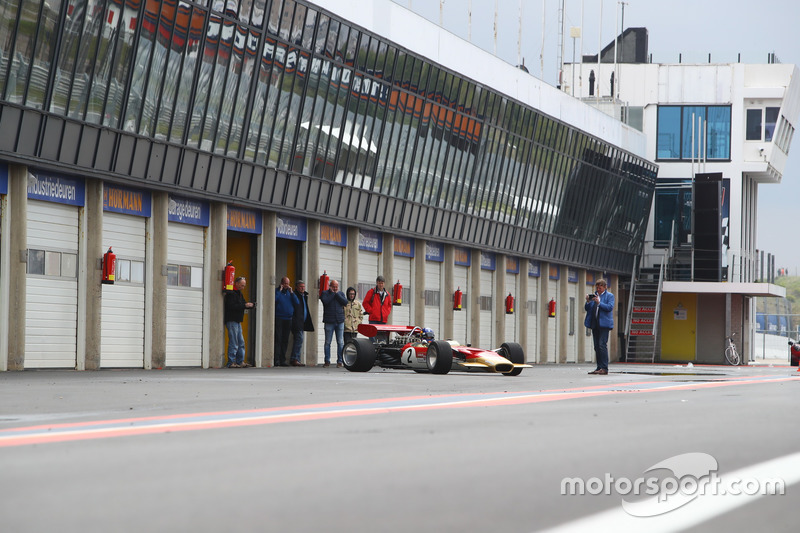 Едріан Ньюі, Lotus 49B