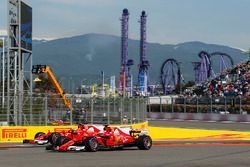 Кими Райкконен, Ferrari SF70H, и Себастьян Феттель, Ferrari SF70H