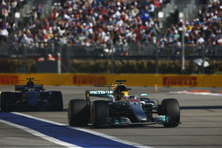 Lewis Hamilton, Mercedes AMG F1 W08, Pascal Wehrlein, Sauber C36