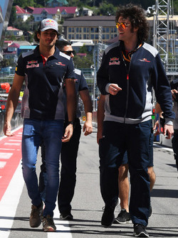 Carlos Sainz Jr., Scuderia Toro Rosso, ispeziona il circuito