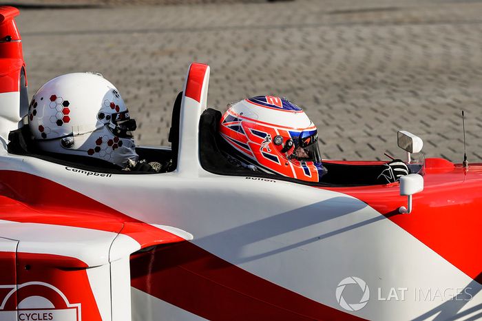 Jenson Button, McLaren, da un paseo a Naomi Campbell en un biplaza