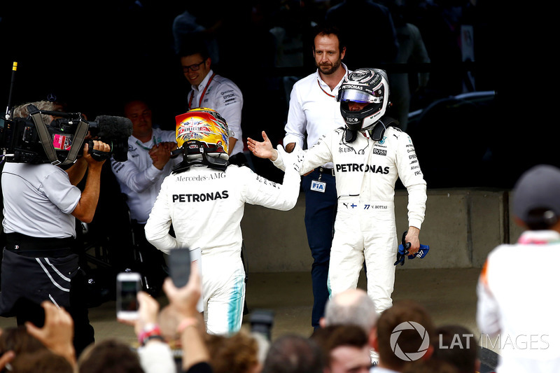 Ganador Lewis Hamilton, Mercedes AMG F1, celebra en el parc ferme, Valtteri Bottas, Mercedes AMG F1