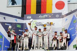 Podio LMP1: i vincitori della gara Timo Bernhard, Earl Bamber, Brendon Hartley, Porsche Team, al sec