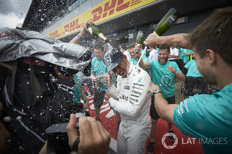 Racewinnaar Lewis Hamilton, Mercedes AMG F1, viert met zijn team