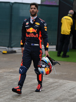 Daniel Ricciardo, Red Bull Racing walks in after stopping on track