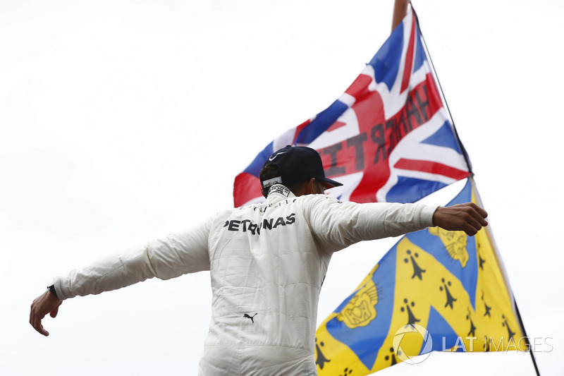 1. Lewis Hamilton, Mercedes AMG F1, mit Fans