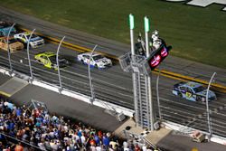 Ricky Stenhouse Jr., Roush Fenway Racing Ford toma la bandera a cuadros