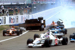 Unfall: Luciano Burti, Prost AP04, Michael Schumacher, Ferrari F2001