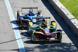 Даниэль Абт, ABT Schaeffler Audi Sport, и Себастьен Буэми, Renault e.Dams, заезжают на пит-лейн