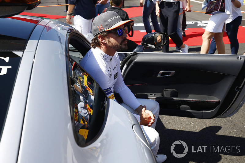 Fernando Alonso, McLaren, en el coche de seguridad