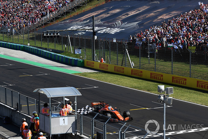 Fernando Alonso, McLaren MCL32 prende la bandiera a scacchi chiudendo al sesto posto