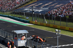 Fernando Alonso, McLaren MCL32 prende la bandiera a scacchi chiudendo al sesto posto