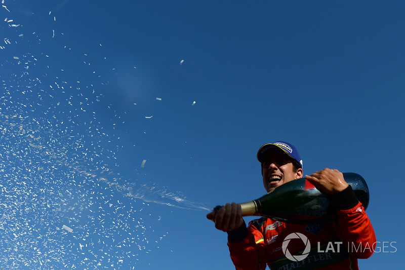 Lucas di Grassi, ABT Schaeffler Audi Sport, rocía la Champaña en el podio