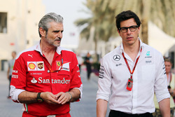Maurizio Arrivabene, Team Principal Ferrari avec Toto Wolff, directeur exécutif de Mercedes
