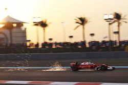 Kimi Raikkonen, Ferrari SF16-H envoie des étincelles dans les airs