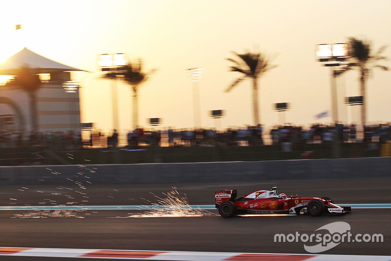 Kimi Raikkonen, Ferrari SF16-H sends sparks flying