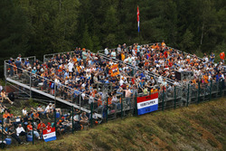Un vasto contingente di tifosi di Max Verstappen, Red Bull Racing, in tribuna