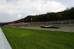 Lewis Hamilton, Mercedes AMG F1 W08. leads Sebastian Vettel, Ferrari SF70H, Valtteri Bottas, Mercedes AMG F1 W08, Kimi Raikkonen, Ferrari SF70H, Max Verstappen, Red Bull Racing RB13 and Daniel Ricciardo, Red Bull Racing RB13