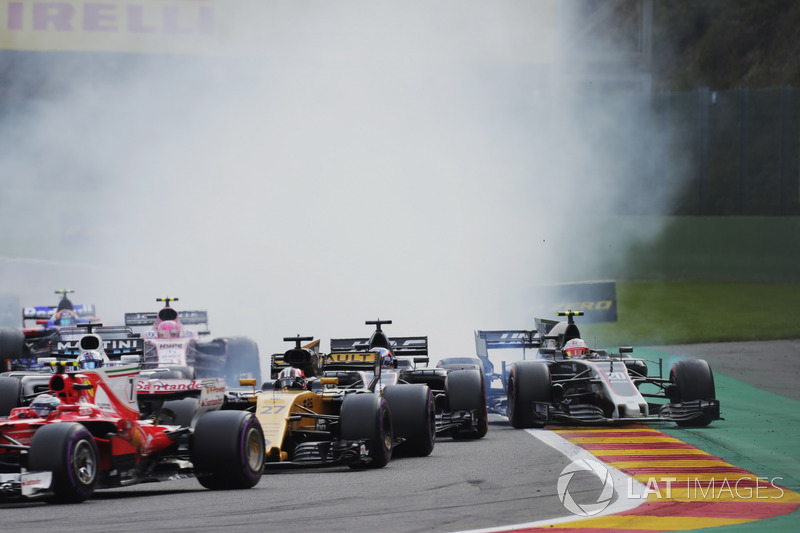 Kevin Magnussen, Haas F1 Team VF-17, blocca dietro a Romain Grosjean, Haas F1 Team VF-17, Nico Hulkenberg, Renault Sport F1 Team RS17 e Kimi Raikkonen, Ferrari SF70H