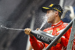 Il secondo classificato Sebastian Vettel, Ferrari, spruzza lo Champagne sul podio