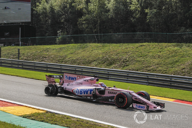 Sergio Pérez, Sahara Force India VJM10, con un neumático trasero dañado