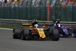 Jolyon Palmer, Renault Sport F1 Team RS17, Carlos Sainz Jr., Scuderia Toro Rosso STR12
