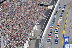 Chase Elliott, Hendrick Motorsports, Chevrolet; Dale Earnhardt Jr., Hendrick Motorsports, Chevrolet