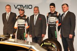 Andy Green, Sergio Pérez Vijay Mallya, Esteban Ocon y Otmar Szafnauer con el Sahara Force India VJM10