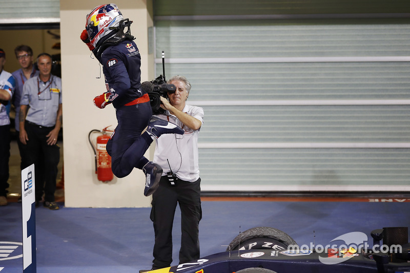 Pierre Gasly, PREMA Racing salta de su coche mientras él celebra ganar la carrera en Parc Ferme